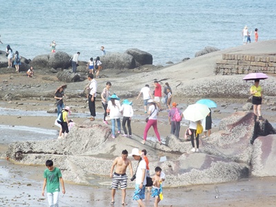 鼓浪屿海边大石头，人可真多！