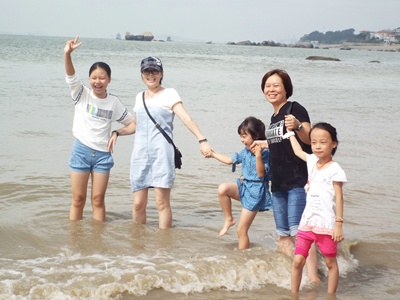 妻子与她的同事们（还有两个拾贝壳去了）
